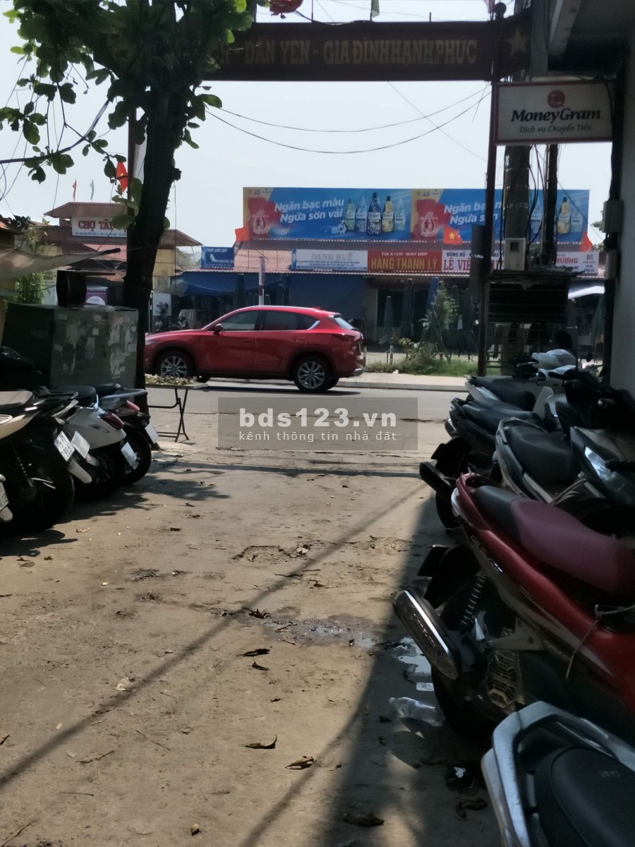 Căn nhà hiếm có khó tìm đối diện chợ Tây Lộc. Ngang 4m. Nở hậu nhẹ. Kiệt ô tô giá tốt