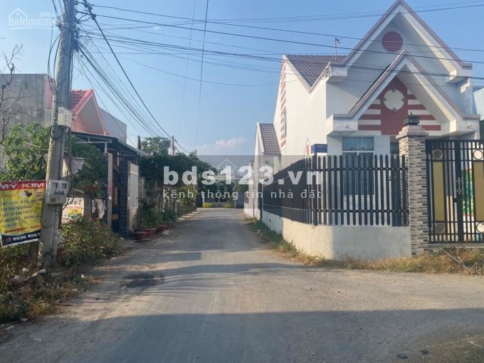 Tôi cần tiền bán gấp lô đất gần ngay thị trấn Bến Lức.