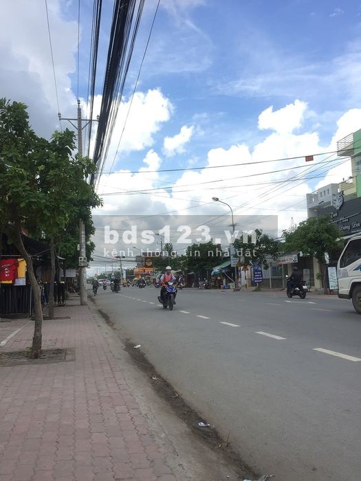 Tôi cần tiền bán gấp lô đất gần ngay thị trấn Bến Lức.