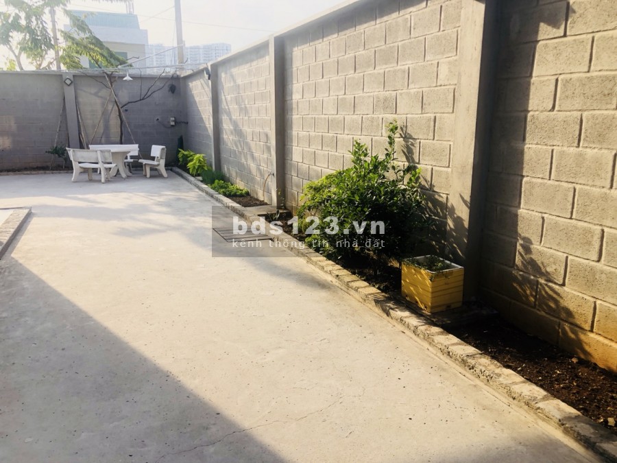 Biệt thự KDC BÁCH KHOA, 1 trệt 1 lầu 430m2, full nội thất, có sân rộng-vườn-gara oto