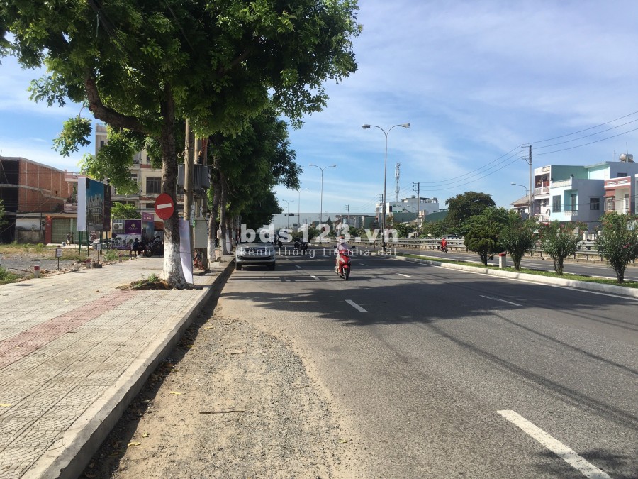 BÁN ĐẤT NỀN MẶT TIỀN ĐƯỜNG TRƯỜNG CHINH 200M2 CẠNH HẦM CHUI SÂN BAY