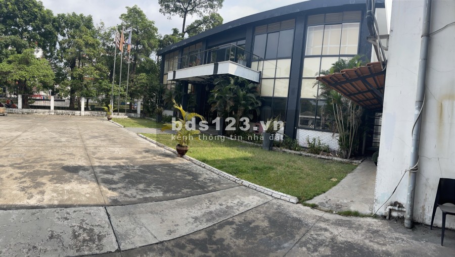 Cho thuê 9400m2 nhà xưởng tại khu D, khu chế xuất Linh Trung, Tp. Thủ Đức.