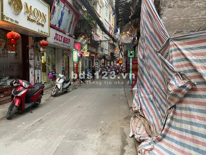 Mặt Phố nhỏ Quận Cầu giấy (Bán Nhà) DT: 40m, MT: 4m, KD vô địch, vỉa hè 3m. Giá: 6.8 tỷ