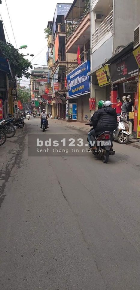 Ô TÔ 10M BA GÁC ĐỖ CỬA 40 RA MẶT PHỐ QUAN NHÂN NHÀ NỞ HẬU
