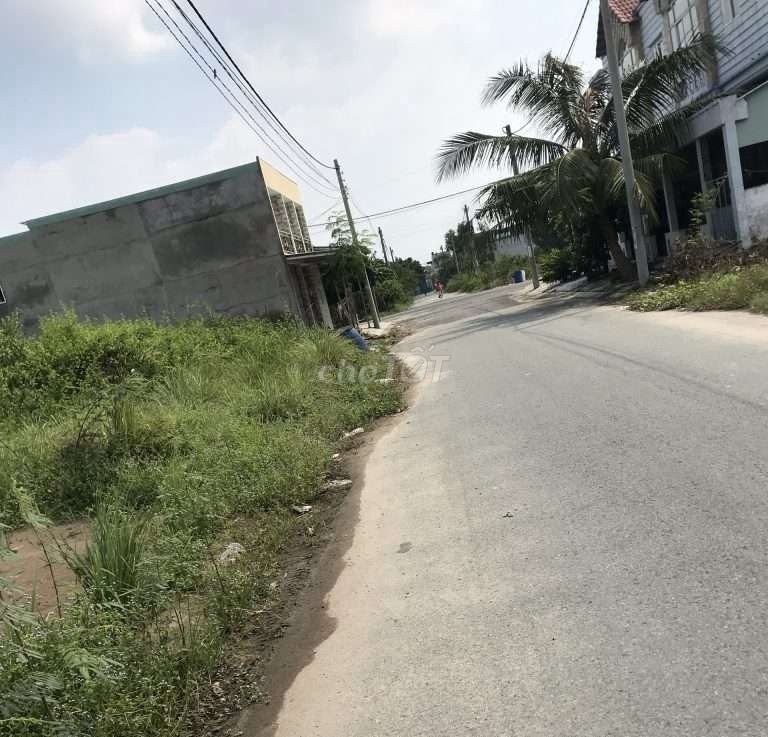Anh Tuấn cần tiền mở quán cà phê nên bán đất ở đường Nguyễn Văn Tuôi, có sổ riêng, bao sang tên
