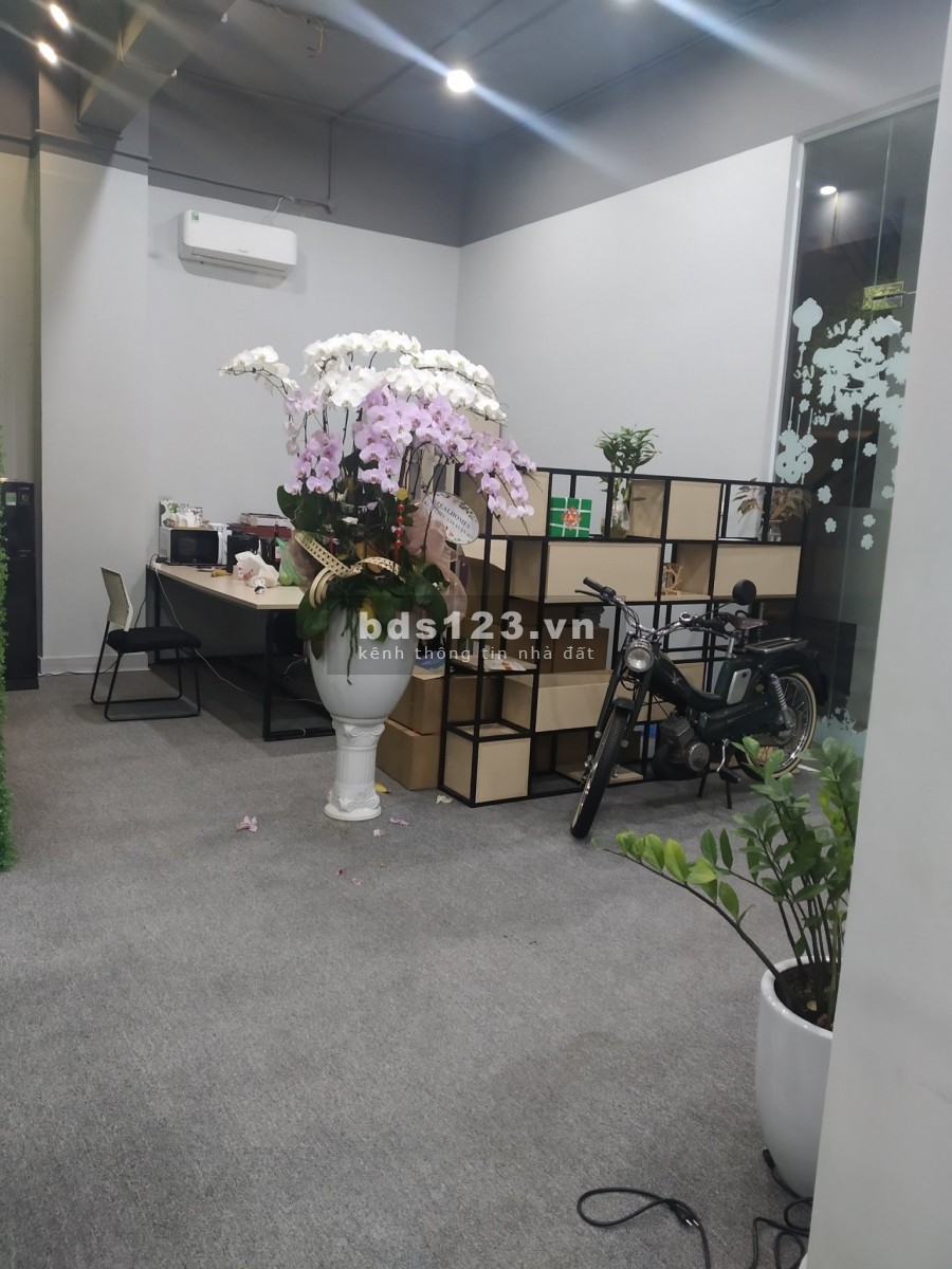 CHO THUÊ VP 50M2 GIÁ CHỈ 15.5TR PHỐ HOÀNG CẦU, ĐỐNG ĐA, HÀ NỘI, VỊ TRÍ NHIỀU TÒA NHÀ VĂN PHÒNG, NHÌN RA HỒ... 0399109999.