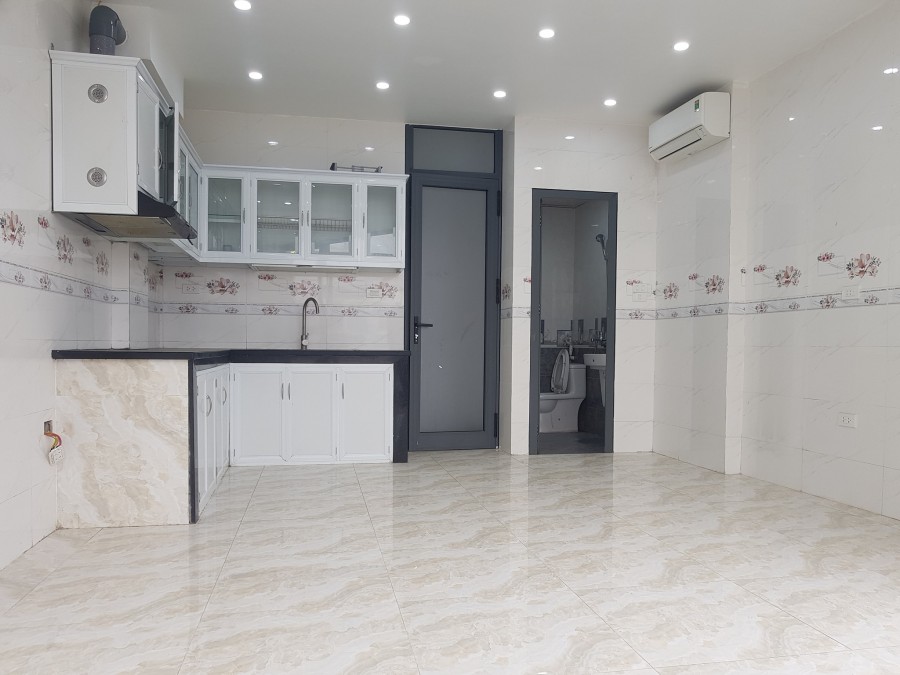 Cực hot, nhà mặt phố Phạm Văn Đồng, DT 58m, 5T, MT 6m, giá 7.9 tỷ