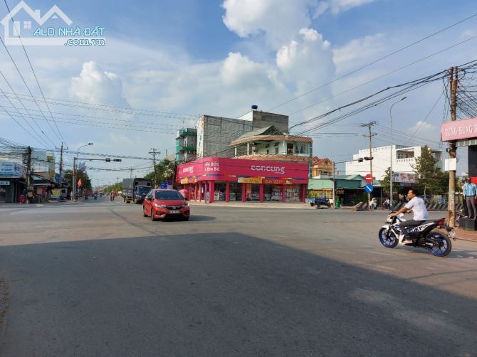 Chị Hoa đi nước ngoài chữa bệnh nên cần bán lại lô đất ở Phan Văn Mãng, có sổ riêng