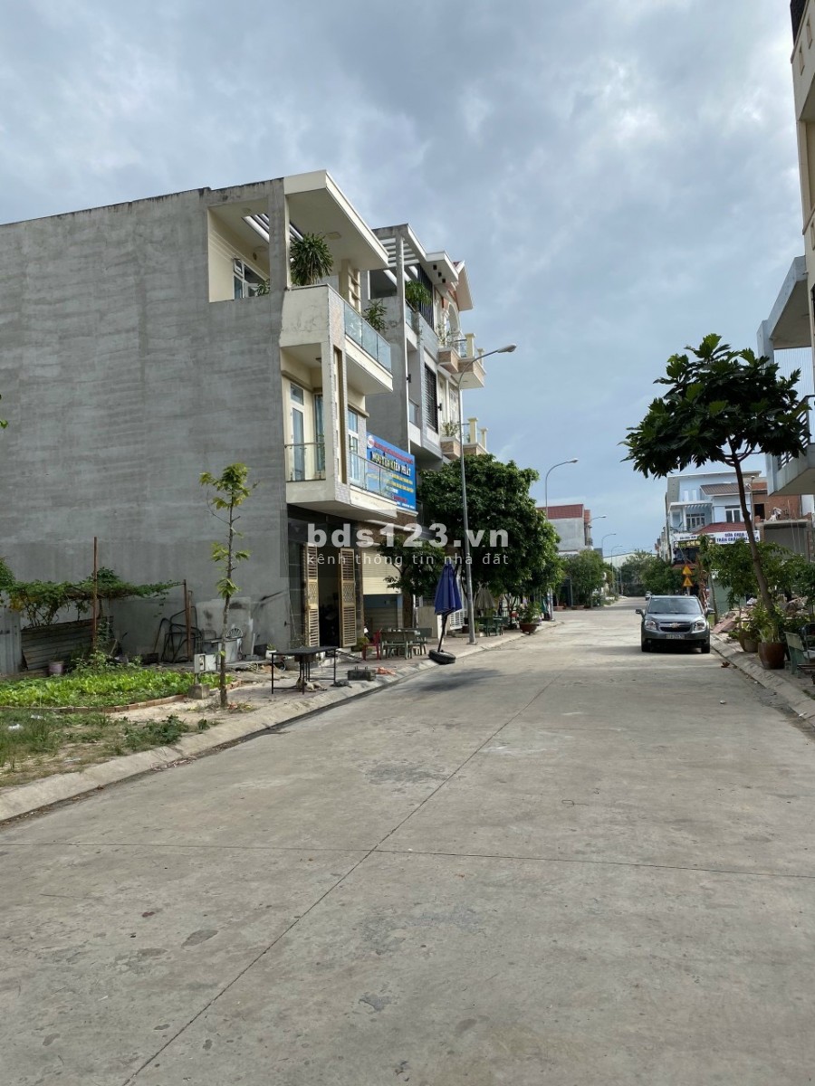 Bán đất mặt tiền đường N4, ngay Vincom Dĩ An, giá chỉ 1 tỷ 350tr, diện tích 80m2. SHR. Liên hệ 0374991279 Ms.Minh Anh