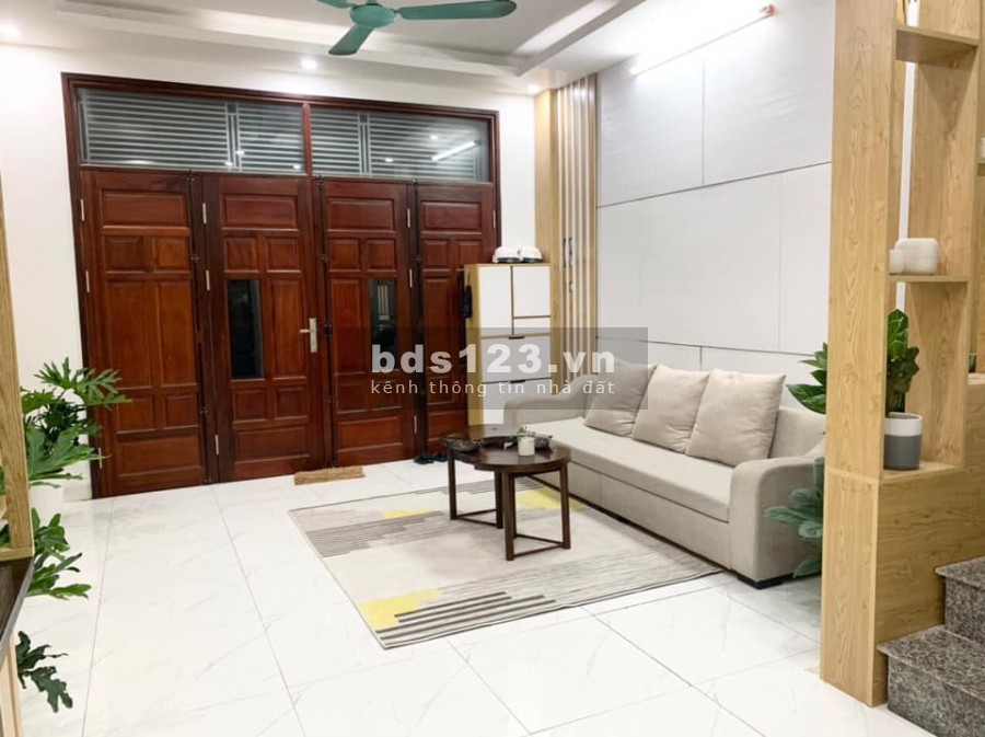 Ô TÔ 10M BA GÁC ĐỖ CỬA 40 RA MẶT PHỐ QUAN NHÂN NHÀ NỞ HẬU