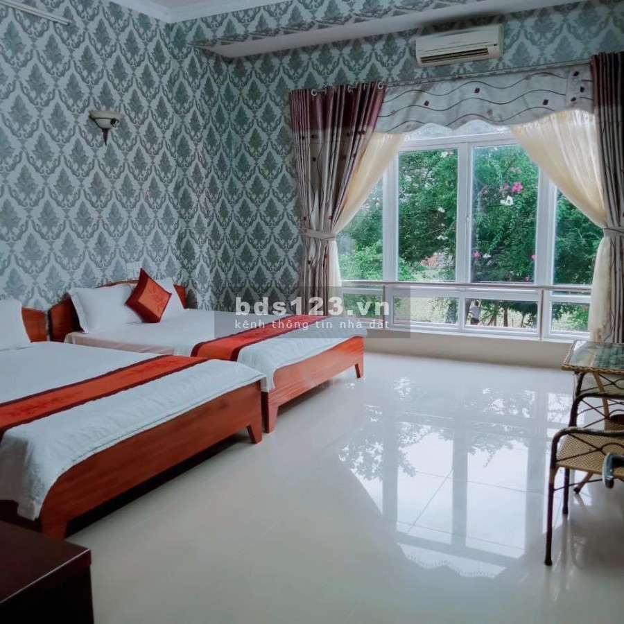 Cần bán khách sạn 4 phòng, đường Trần Qúy Cáp khu cách biển 100m