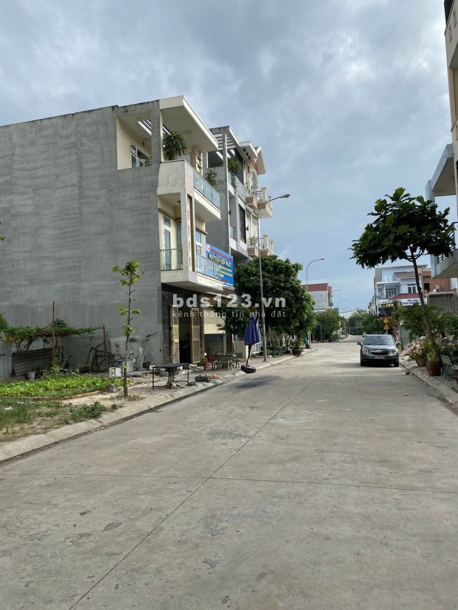Bán đất mặt tiền đường N4 ngay Vincom Dĩ An, giá chỉ 1.35 tỷ, diện tích 80m2, SHR, LH 0931328041 Thư