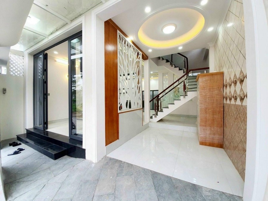 Bán gấp nhà 3 tầng, đường nhựa 8m. DT 7X12m. giá chỉ 5 tỷ 6