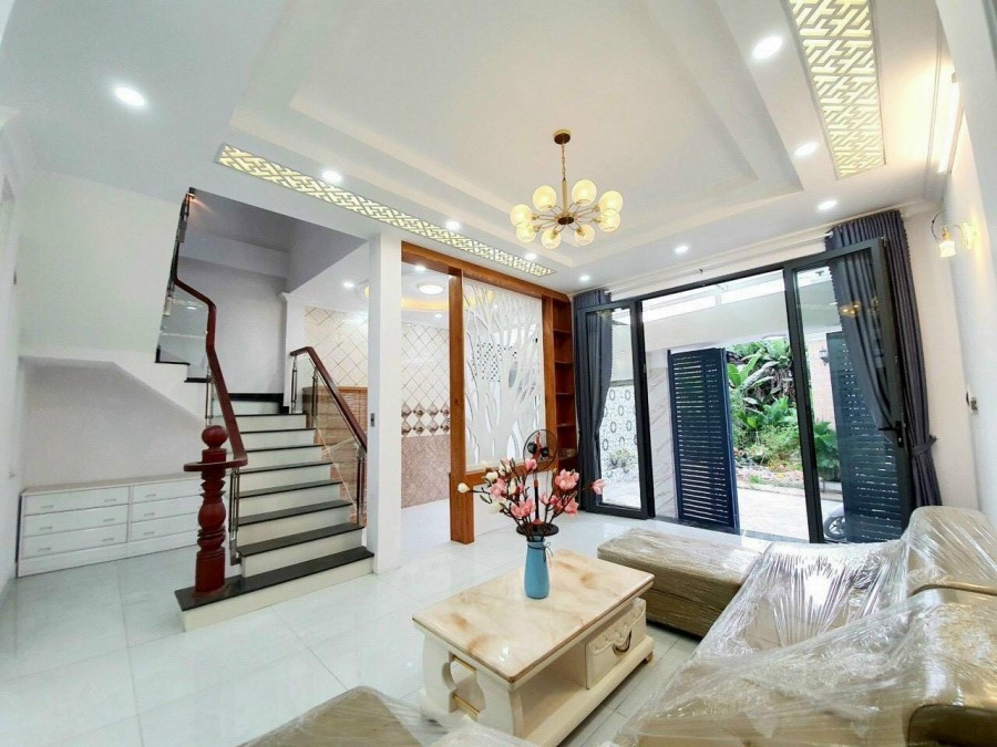 Bán gấp nhà 3 tầng, đường nhựa 8m. DT 7X12m. giá chỉ 5 tỷ 6