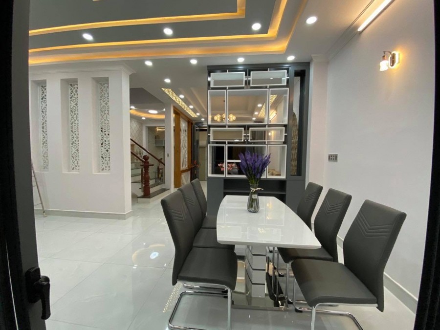 Bán gấp nhà 3 tầng, đường nhựa 8m. DT 7X12m. giá chỉ 5 tỷ 6