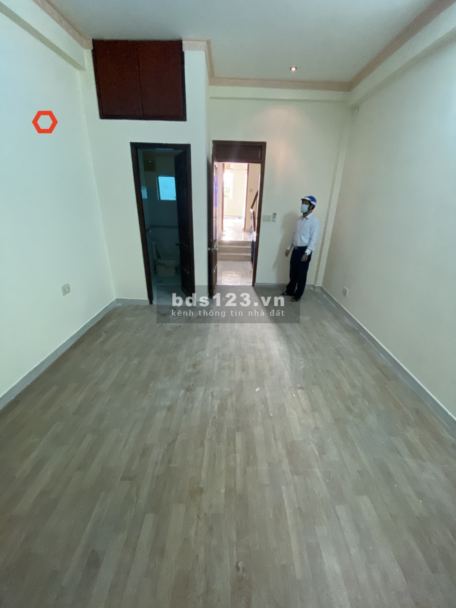 MT khu Miếu Nổi 4x20m, trệt, 3lầu, 5pn, 6wc. Giá tốt.