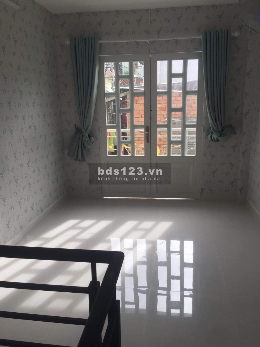 Bán nhà quận 4 mới toanh 3 lầu giá chỉ 2 tỷ 2
