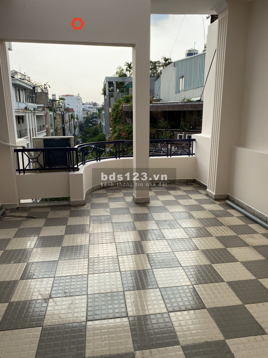 MT khu Miếu Nổi 4x20m, trệt, 3lầu, 5pn, 6wc. Giá tốt.