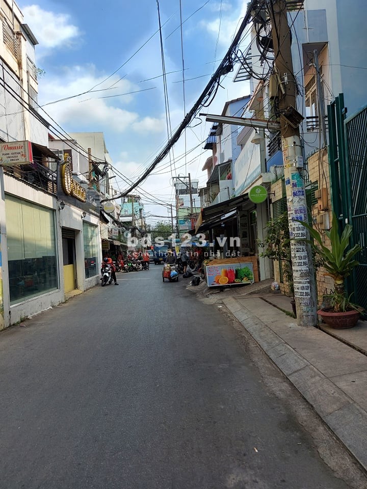 Bán nhà CMT8, chỉ 3 tỷ 300 triệu, nhà 3 tầng, ở ngay, bán gấp