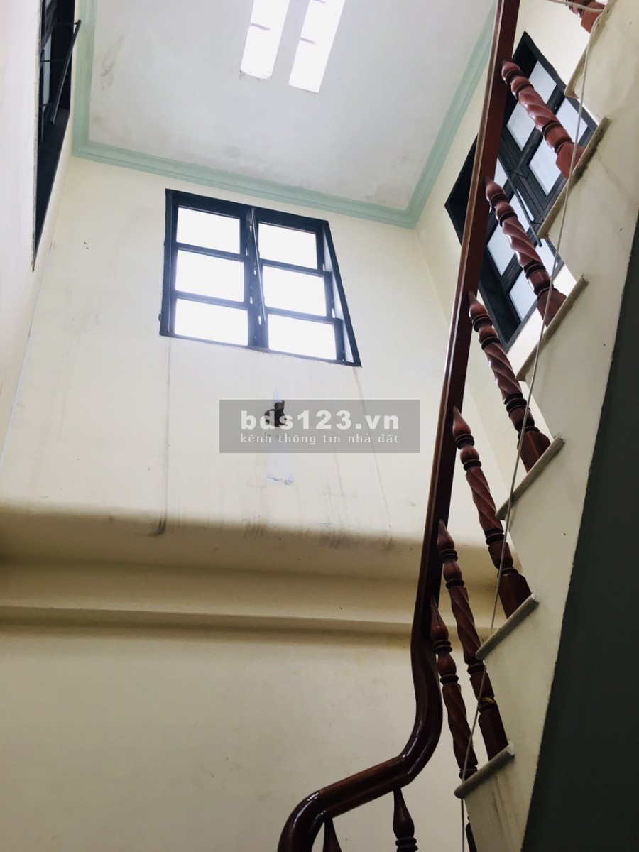 Phòng ban công thoáng mát sạch đẹp ngay gần đường Đồng Nai-