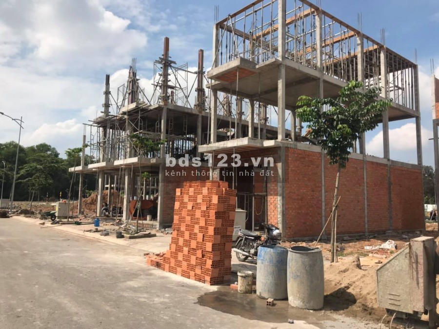 NHÀ TRUNG TÂM TP MỚI BÌNH DƯƠNG, GẦN CHỢ PHÚ CHÁNH, 1 TRỆT 2 LẦU GIÁ 2 TỶ 8, CÒN TL