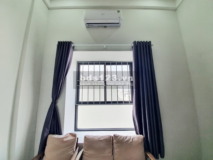 Căn hộ gác lửng cao mới xây cửa sổ lớn cách quận 1 cỡ 15-20 phút chạy xe