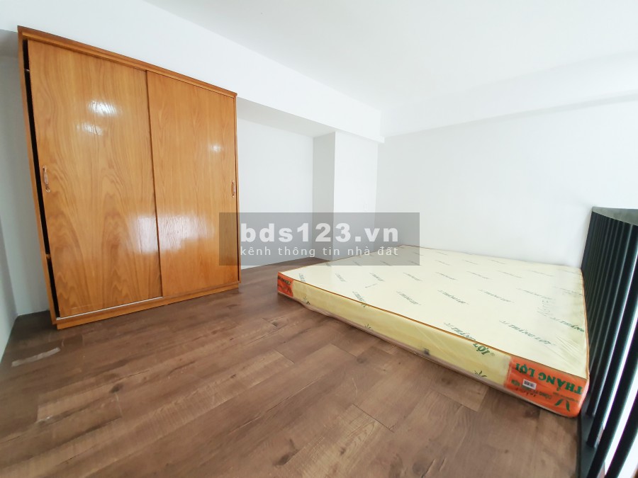 Căn hộ gác lửng cao mới xây cửa sổ lớn cách quận 1 cỡ 15-20 phút chạy xe