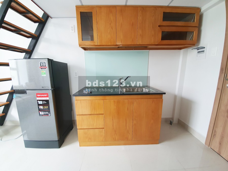 Căn hộ gác lửng cao mới xây cửa sổ lớn cách quận 1 cỡ 15-20 phút chạy xe