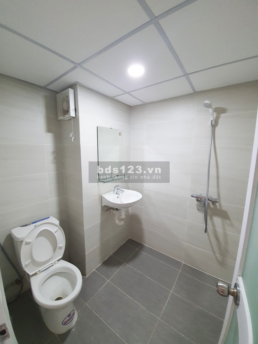 Căn hộ gác lửng cao mới xây cửa sổ lớn cách quận 1 cỡ 15-20 phút chạy xe