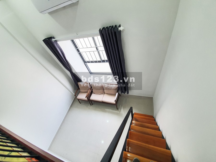 Căn hộ gác lửng cao mới xây cửa sổ lớn cách quận 1 cỡ 15-20 phút chạy xe