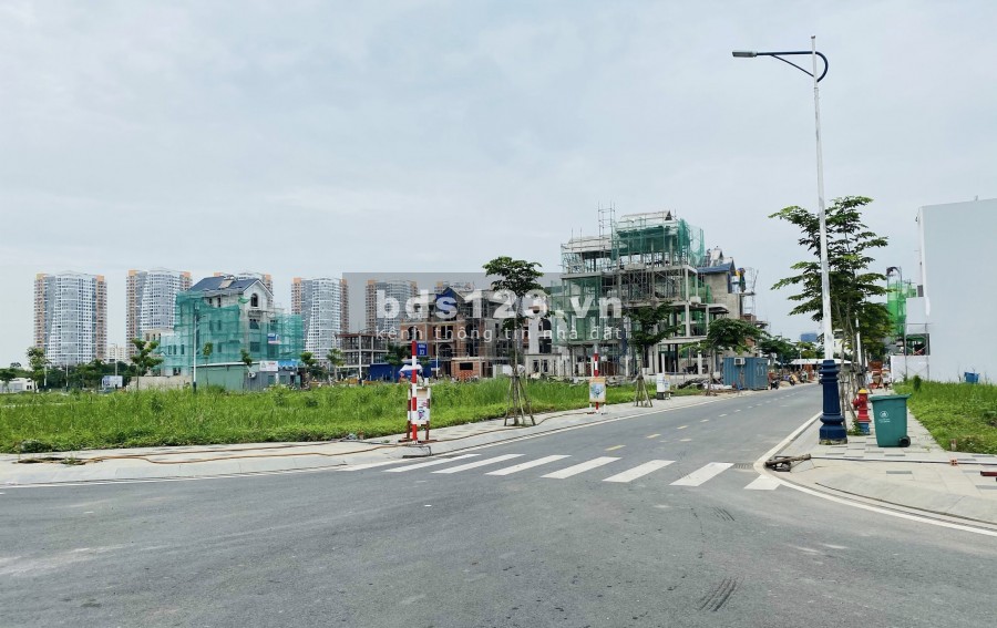 Bán đất mặt tiền Lê Văn Việt, Q9, DT 80m2, giá 2,8 tỷ, sổ riêng, dân cư đông. Kinh doanh sầm uất