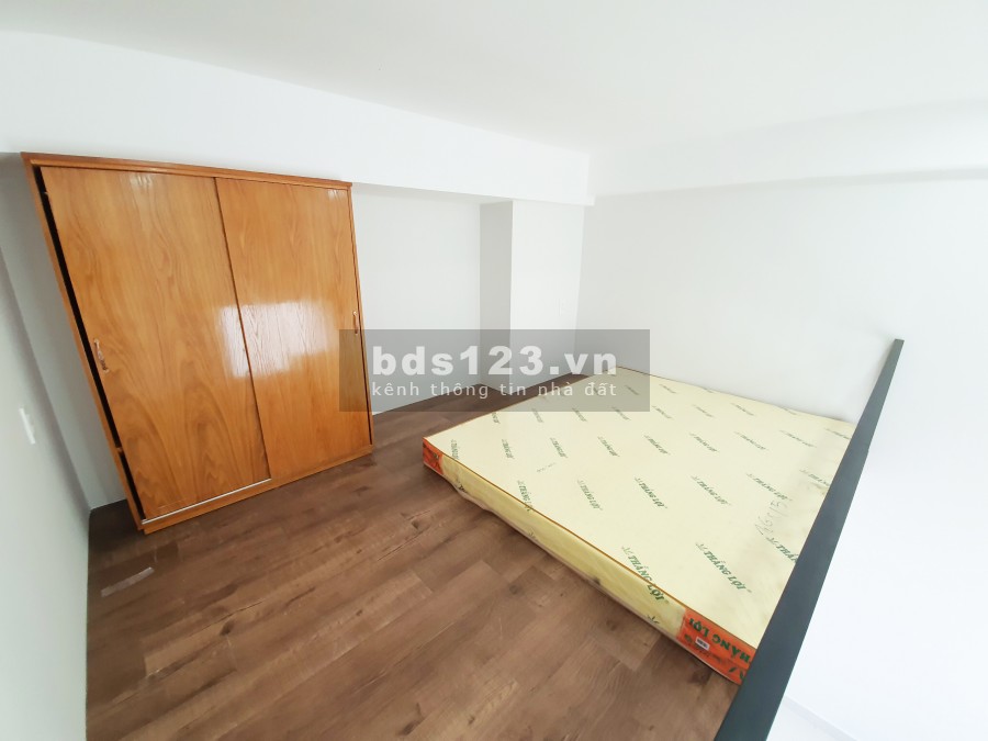 Căn hộ gác lửng cao mới xây cửa sổ lớn cách quận 1 cỡ 15-20 phút chạy xe
