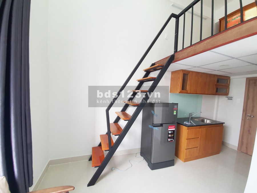 Căn hộ gác lửng cao mới xây cửa sổ lớn cách quận 1 cỡ 15-20 phút chạy xe