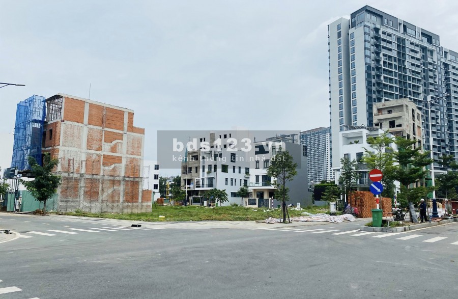Bán đất mặt tiền Lê Văn Việt, Q9, DT 80m2, giá 2,8 tỷ, sổ riêng, dân cư đông. Kinh doanh sầm uất