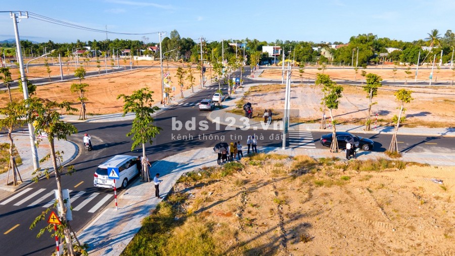 Cần nhượng lại lô kề góc mặt tiền Ql 1A ngay ngã ba chợ