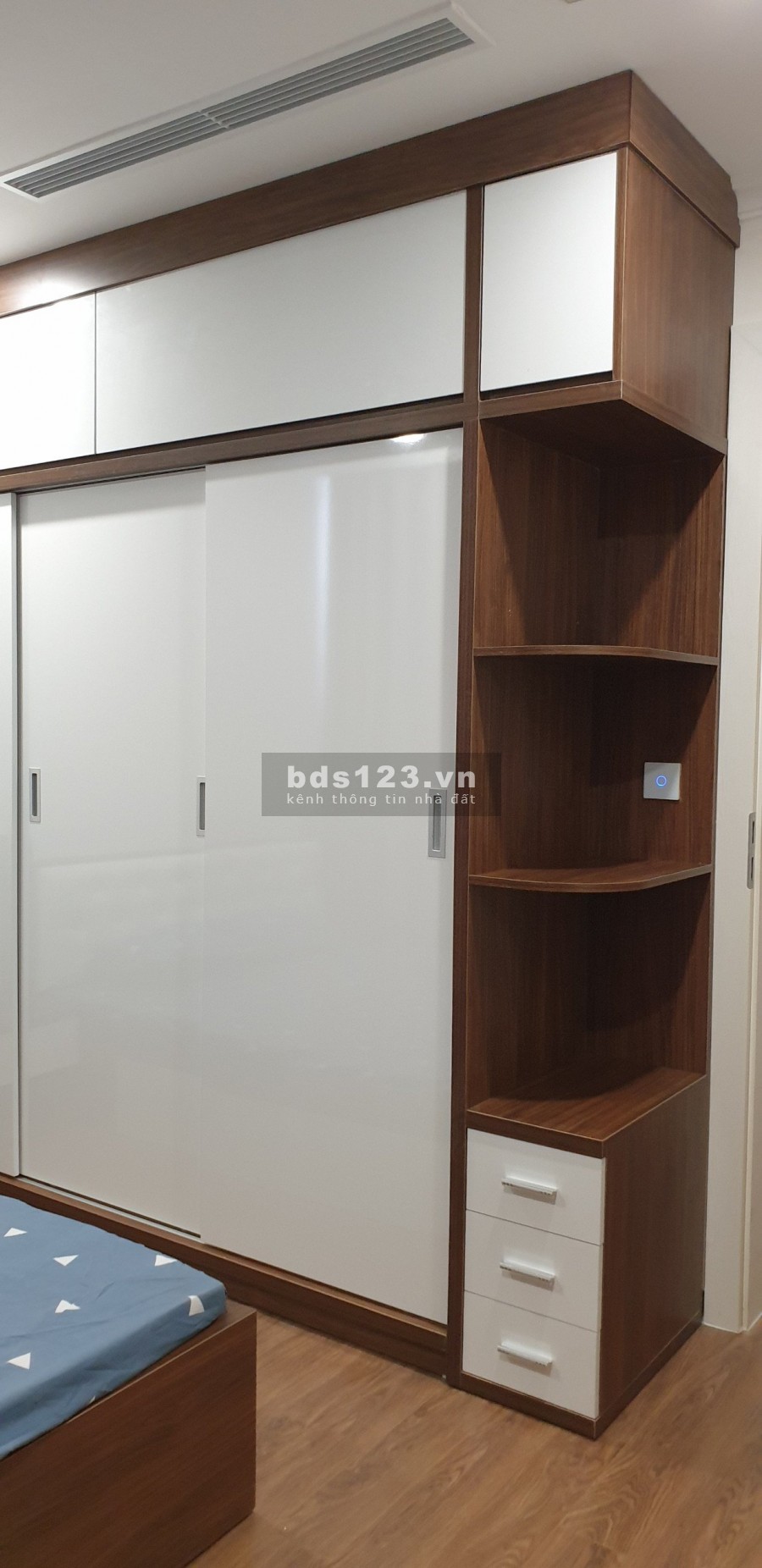 BÁN CĂN HỘ R2-12A, DIỆN TÍCH 88.99M2, BAN CÔNG HƯỚNG NAM, 3PN & 2VS, ĐỦ ĐỒ. LH: 0398195355