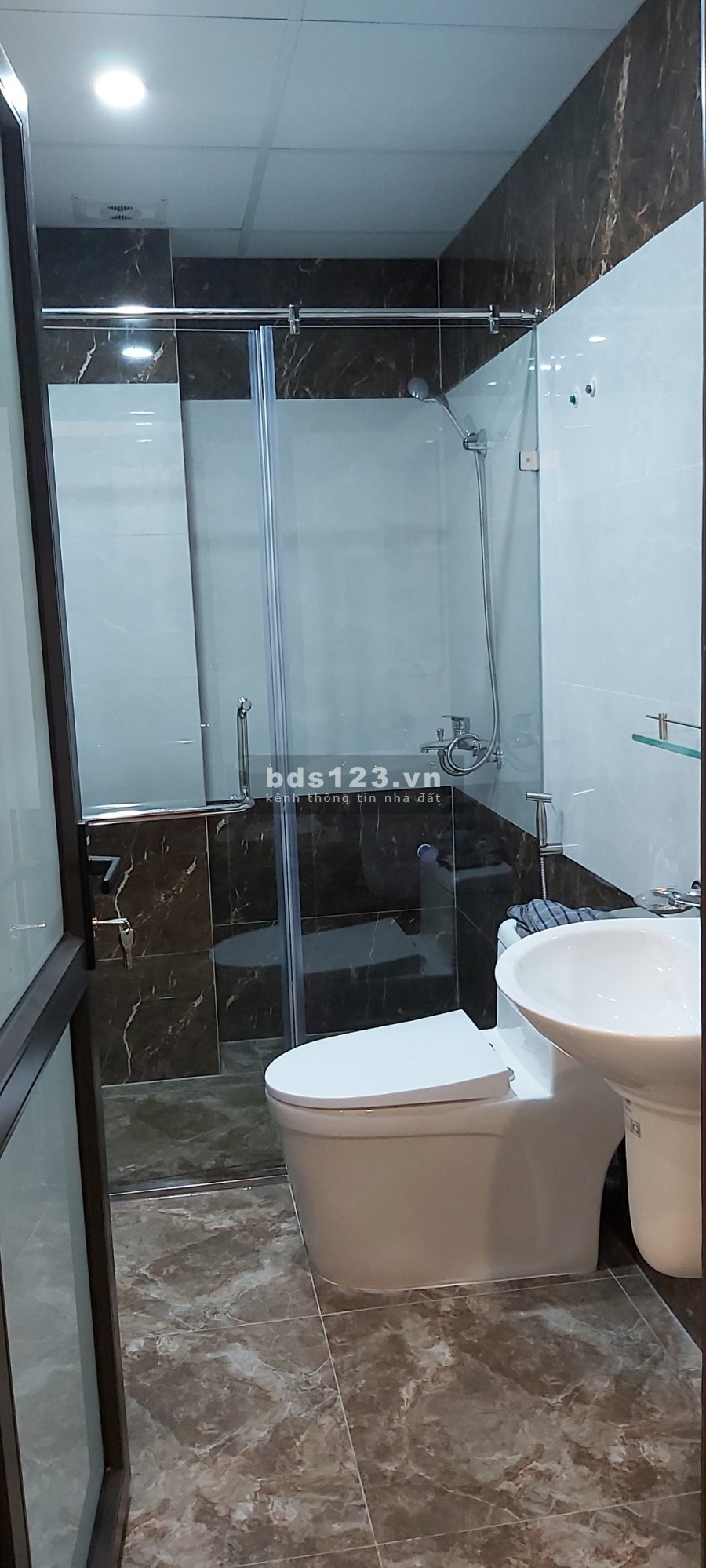 Bán nhà mới Mỹ Đình, 5 tầng, MT 4.4 mét 40 mét ô tô tránh chỉ 4.5 tỷ