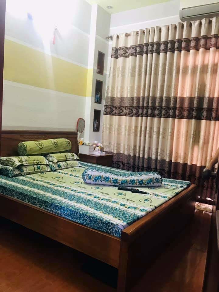 Bán Nhà MT Phan Xích Long 1 trệt 5 lầu sân thượng giá 23,9 tỷ