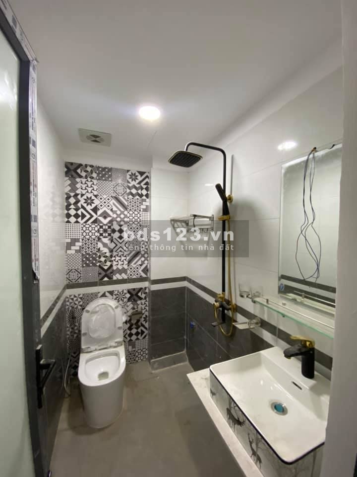 NHÀ MỚI XÂY, NỘI THẤT HIỆN ĐẠI, TRUNG TÂM CẦU GIẤY. OTO VÀO NHÀ