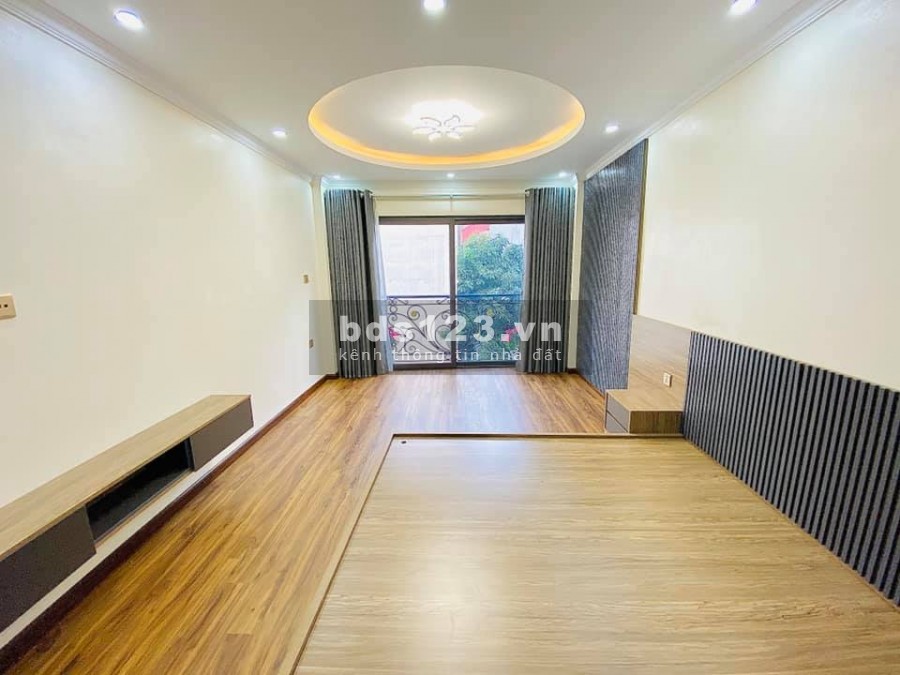 NHÀ MỚI XÂY, NỘI THẤT HIỆN ĐẠI, TRUNG TÂM CẦU GIẤY. OTO VÀO NHÀ