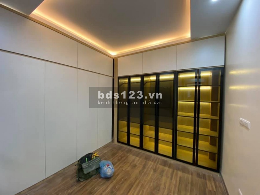 NHÀ MỚI XÂY, NỘI THẤT HIỆN ĐẠI, TRUNG TÂM CẦU GIẤY. OTO VÀO NHÀ