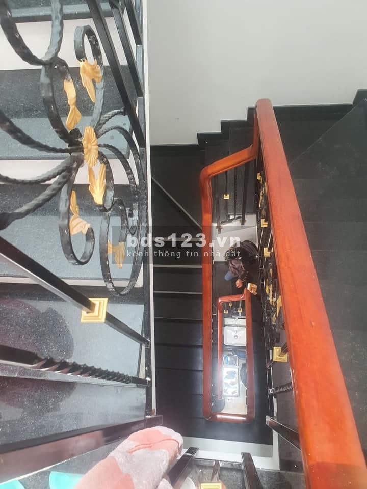 Nhà mặt tiền. Đ. Cây Keo Thủ Đức. 52 m2. Hẻm 5 m. Không ngập nước 5.7 tỷ TL.