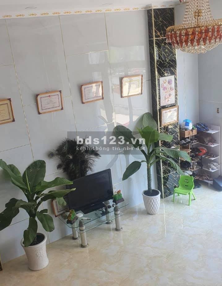Nhà mặt tiền. Đ. Cây Keo Thủ Đức. 52 m2. Hẻm 5 m. Không ngập nước 5.7 tỷ TL.