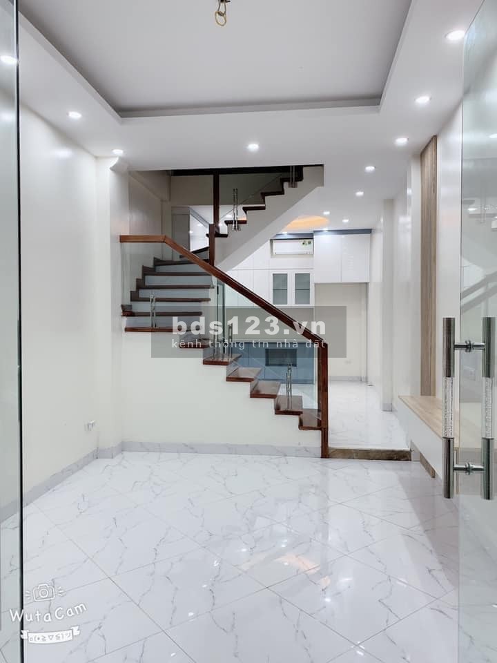 NHÀ MỚI XÂY, NỘI THẤT HIỆN ĐẠI, TRUNG TÂM CẦU GIẤY. OTO VÀO NHÀ