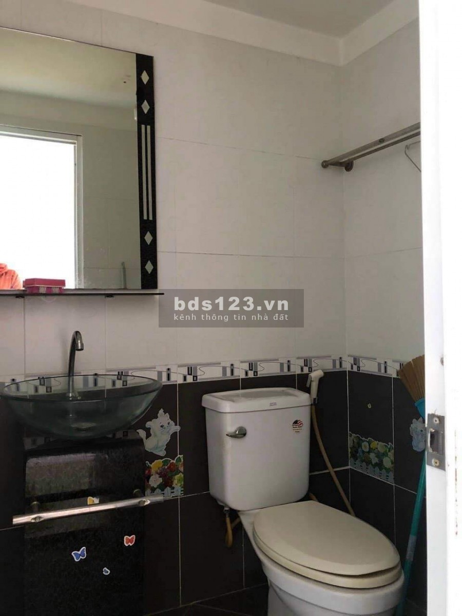 Em cần bán nhà ạ. Liên hệ 0908194124 hoặc 0932716027.