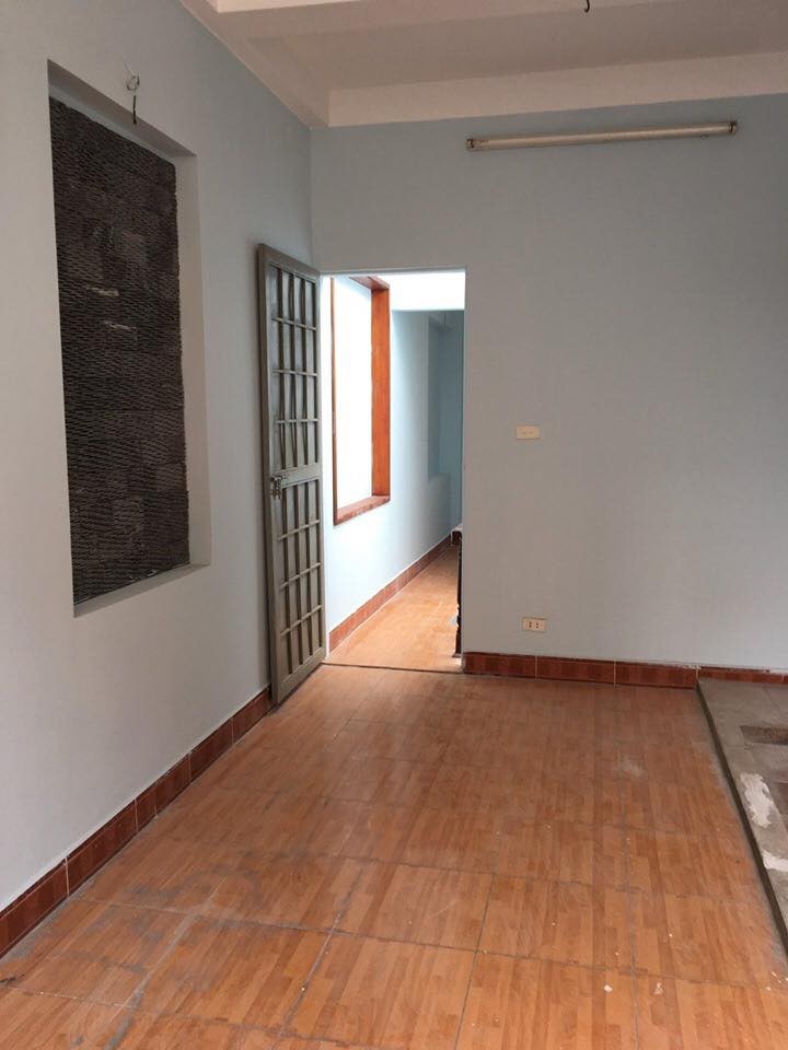 Bán gấp nhà phố Xuân Thủy. DT 50m2, 4 tầng, MT 4.6m, giá 4.4 tỷ có thương lượng