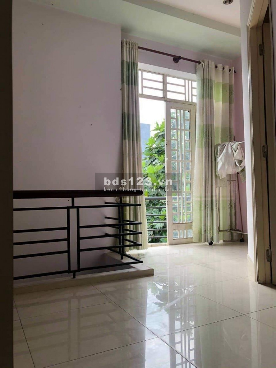 Em cần bán nhà ạ. Liên hệ 0908194124 hoặc 0932716027.
