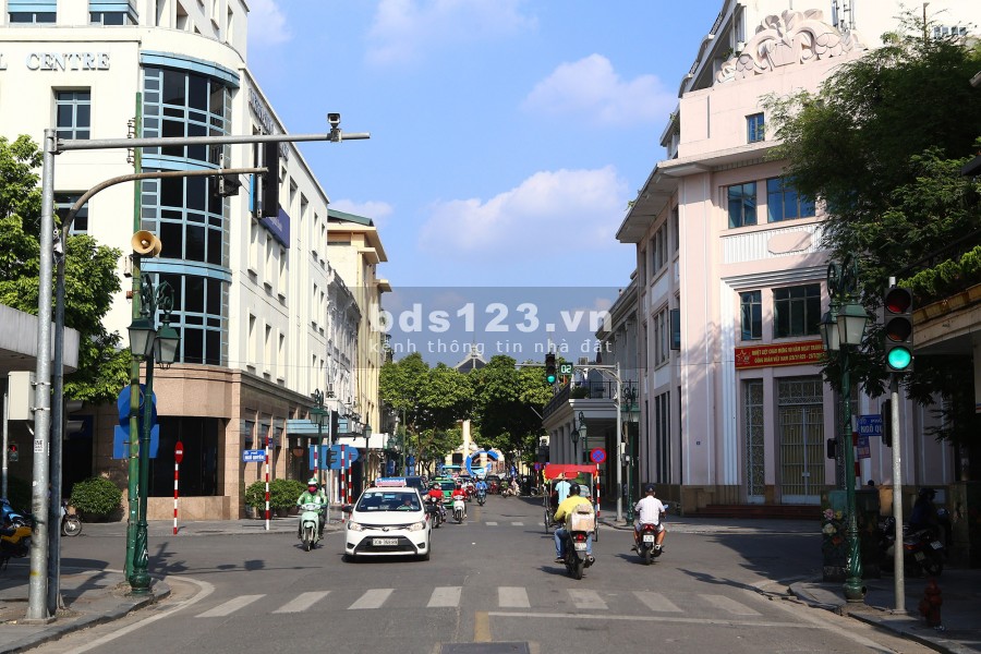 Nhà mặt phố Tràng Tiền, Siêu VIP, 188m2, 3 Tầng, 4.2m Mặt tiền, 169 Tỷ, LH 0839844444