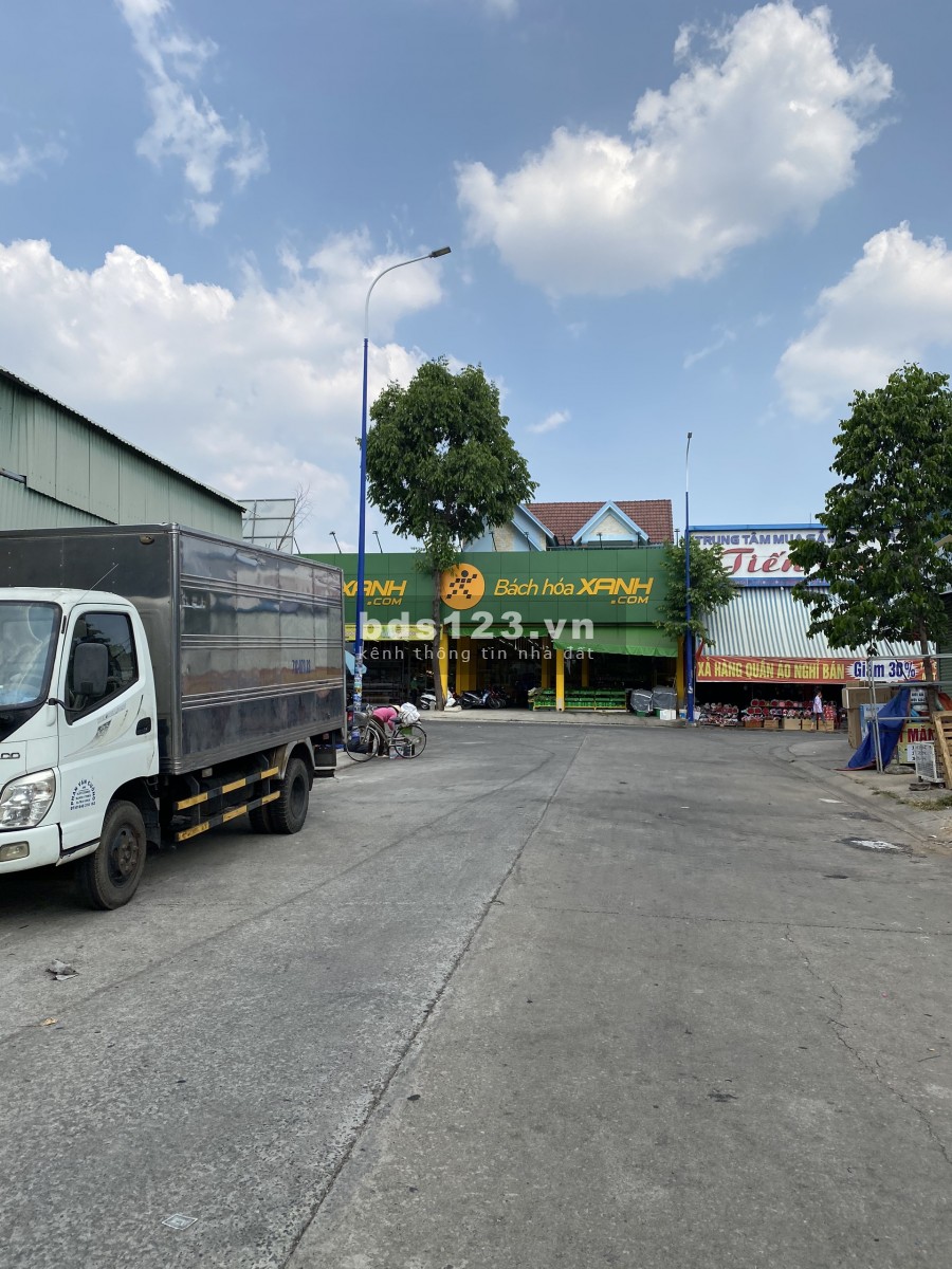 Gia đình tôi cần bán nhanh nền đất 300m2(15x20m) khu Quốc Lộ 13 và trường đại học đang xây dựng, dân cư hiện hữu
