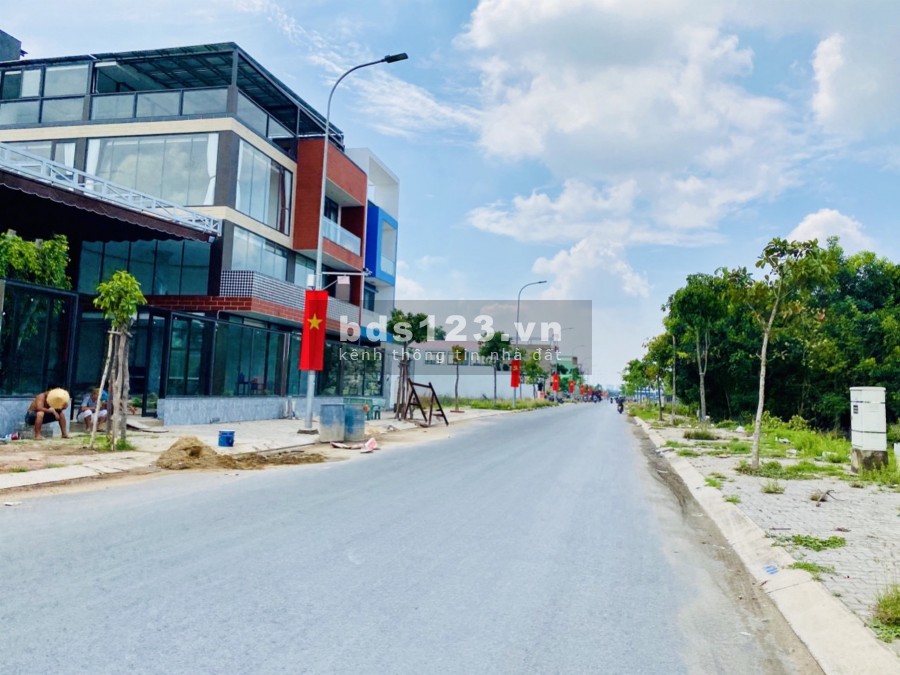 Mua đất nên chọn đất đã có sổ hồng riêng, cơ sỡ hạ tầng hoàn thiện, vị trí đẹp, bán đất 80m2 Bình Chánh
